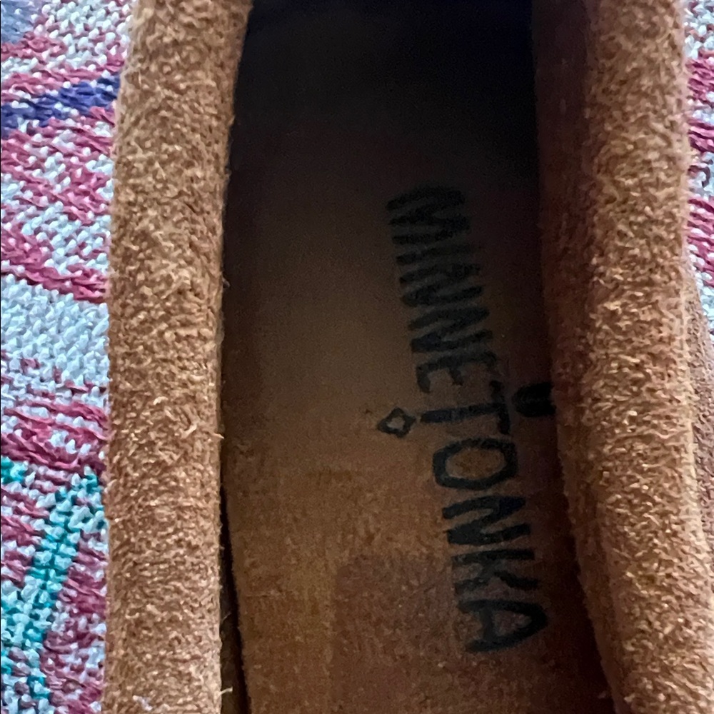Minnetonka Tan Suede Moccasins with Fringe size 6 like new - Picture 2 of 9